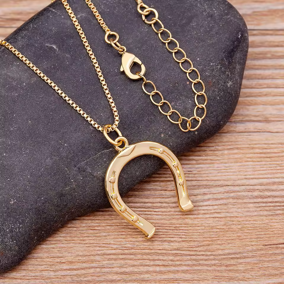 Collar Herradura Dorada — Amuleto de Buena Suerte
